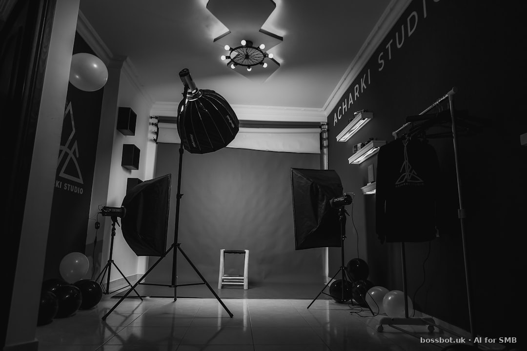 Fotógrafo mexicano en su estudio con equipo profesional, vista al balcón durante un día de verano tranquilo.